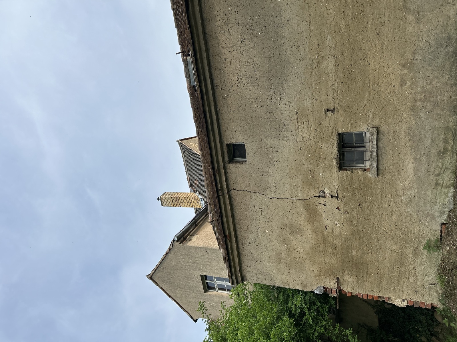 Stall-Rückwand mit Putzrisse, Sehliser Str. 11