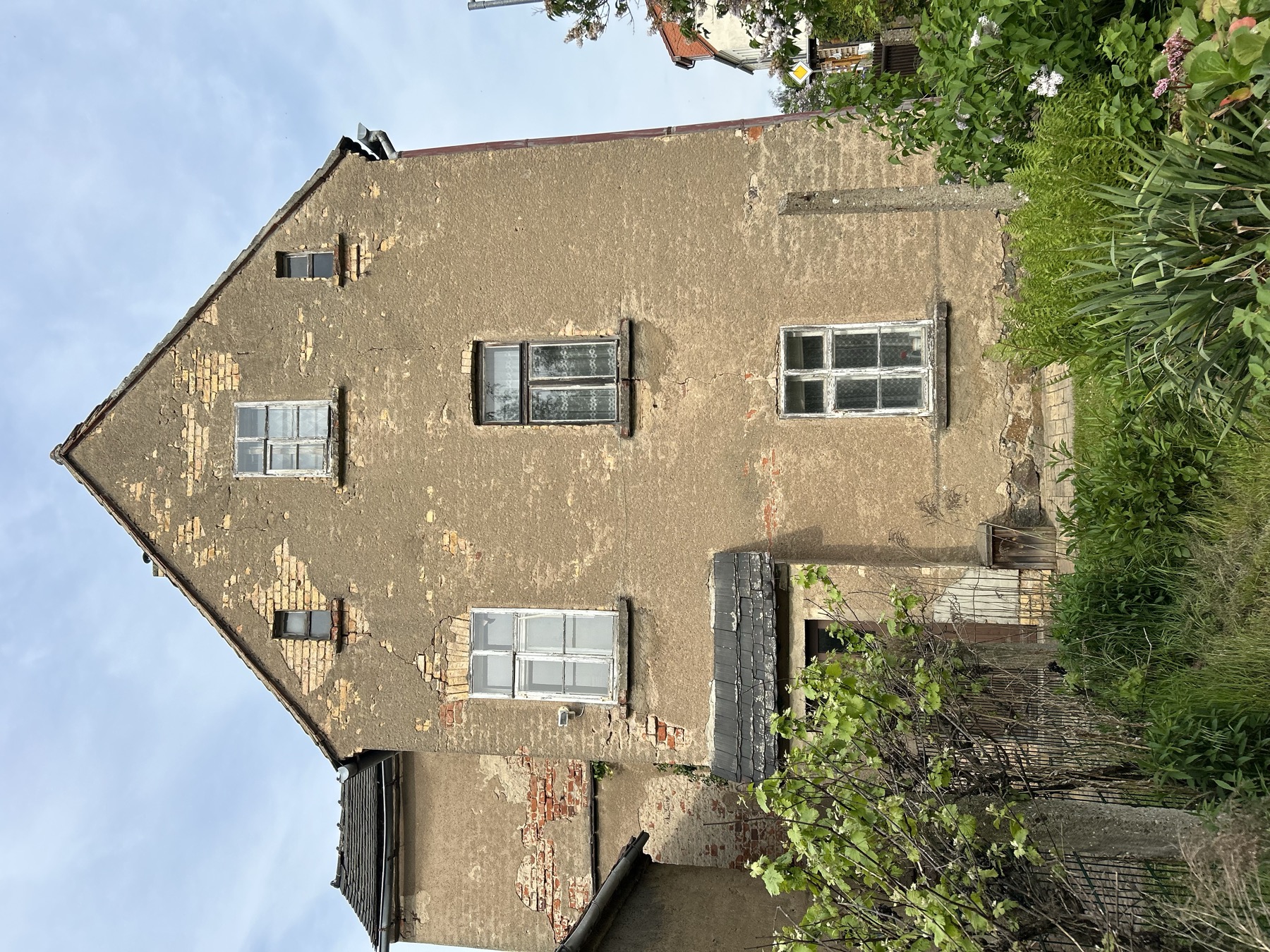 Wohnhaus Sehliser Str. 11: Putzfassade mit Schäden, Sanierungsobjekt Panitzsch